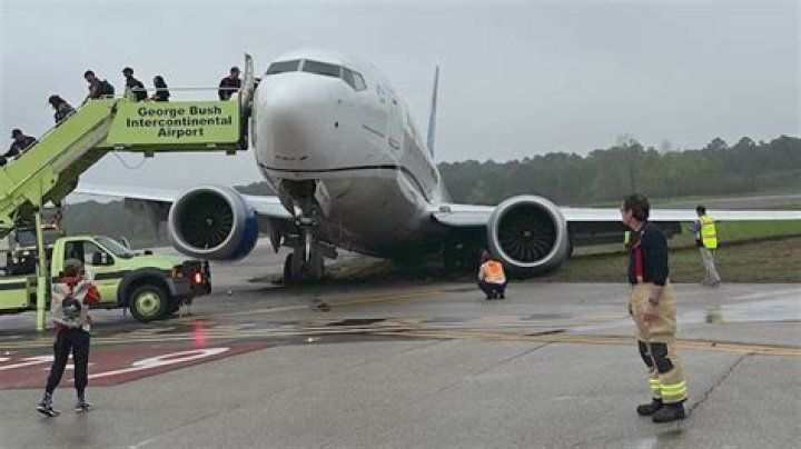 1 hospitalized after twin-engine plane makes emergency landing at Raleigh-Durham Airport in North Carolina