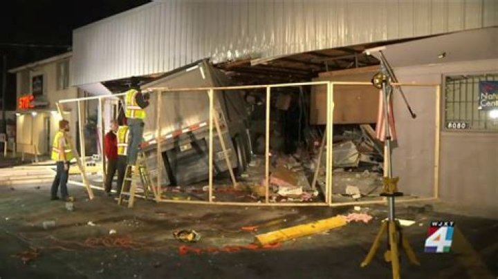 5 hurt in crash involving sand truck that hit Westside Ace Hardware