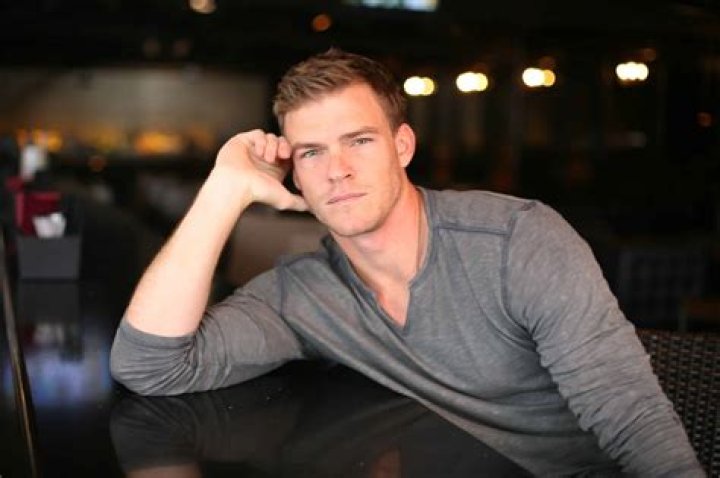 Alan Ritchson (Hunger Games) Wiki Bio, net worth, height, wife, gay, body