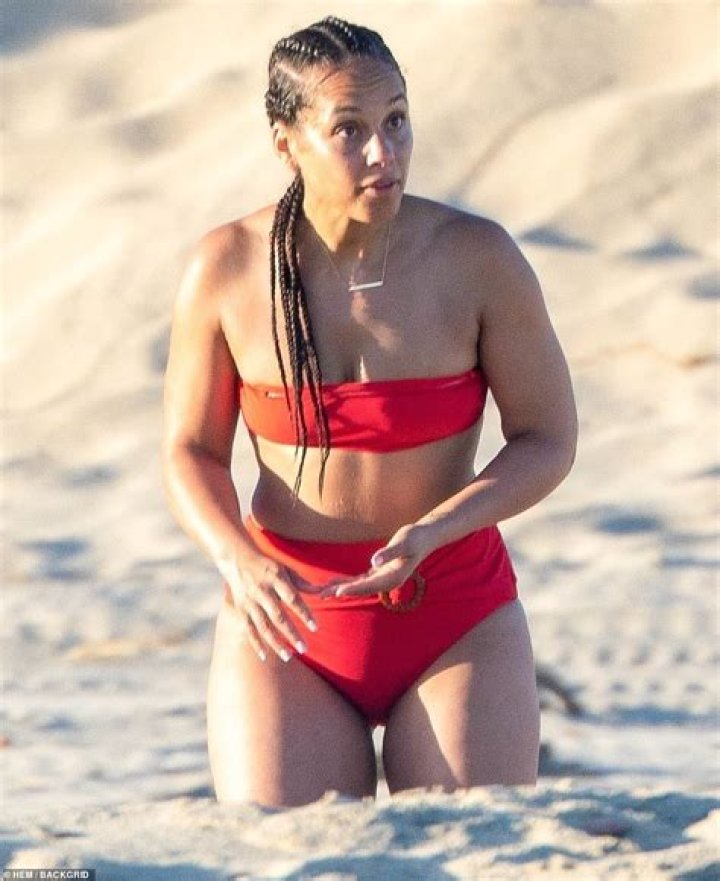 Alicia Keys Shows Off her 100% NATURAL BODY . . . Black Twitter Calls Her 'Natu-Thick'!! (PICS)