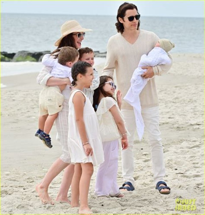 Anne Hathaway & Jared Leto Head To The Beach To Film 'WeCrashed' Scenes With Kids