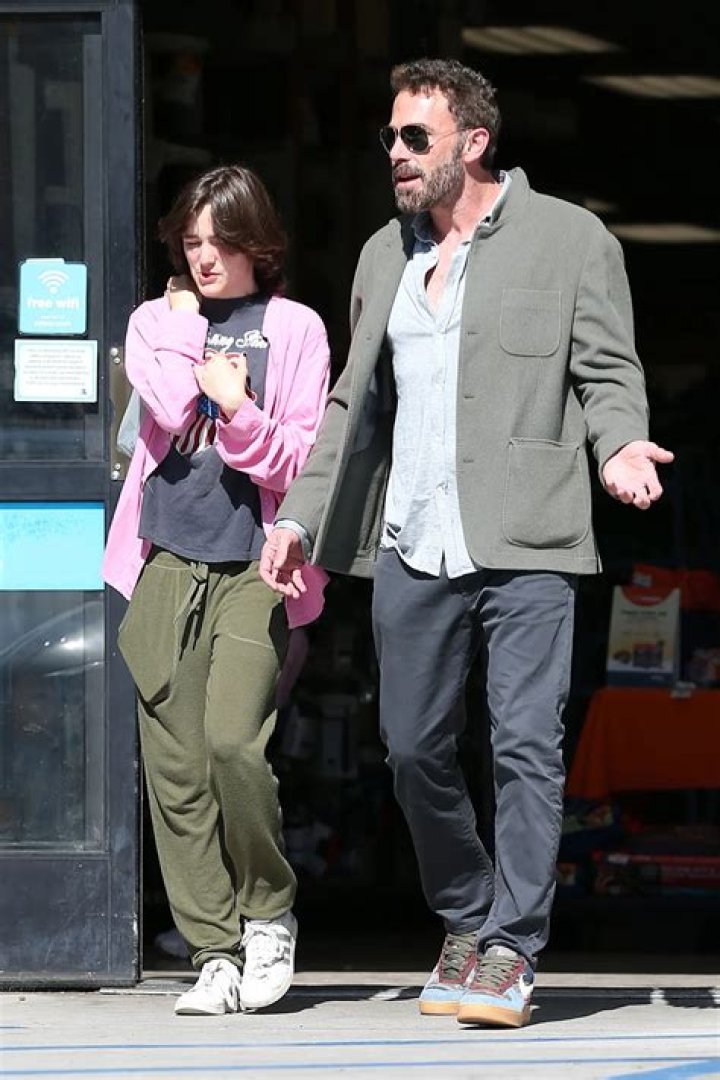 Ben Affleck & Jennifer Garner’s Child Seraphina, 15, Shows Off New Pink Hair Makeover: Photos