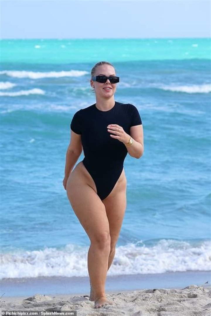 Bianca Elouise shows off her dangerous curves in a G-string swimsuit in Miami