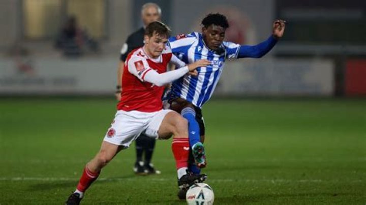 Blackpool bid for Sheffield Wednesday midfielder Fisayo Dele-Bashiru