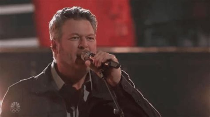 Blake Shelton performs his hit song Minimum Wage from Nashville