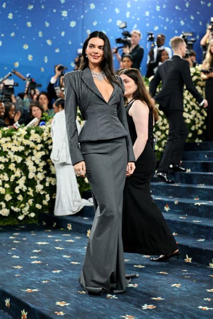 Body Language Expert Analyzes Kim Kardashian and Pete Davidson's Met Gala Red Carpet Appearance