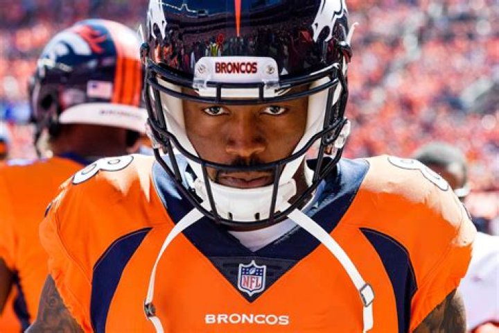 Broncos honor Demaryius Thomas by starting Sunday's game with just 10 players on the field