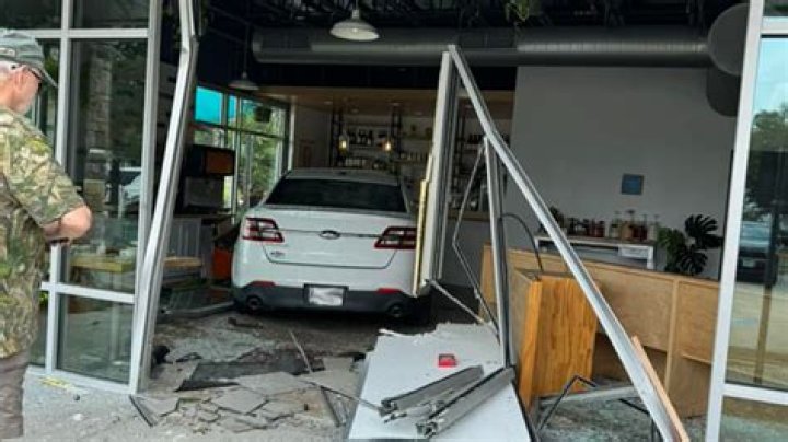 Chicago Crash: Car slams into Near North Side Uproar restaurant patio, door, 6 diners injured, police say