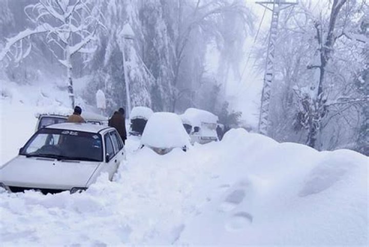 Cold kills 22 stuck in cars in heavy snow at Pakistan resort