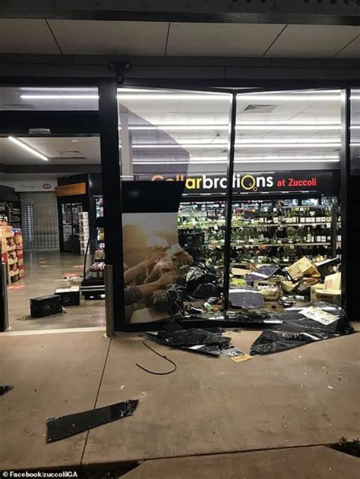Darwin thieves use stolen car to crash through front of a liquor store