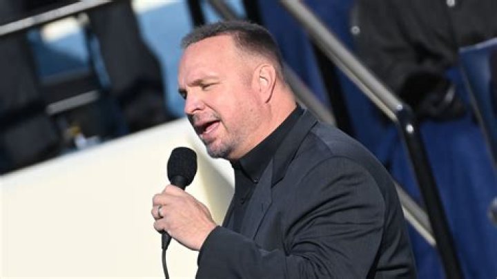 Did country singer Garth Brooks get hair plugs for the inauguration?