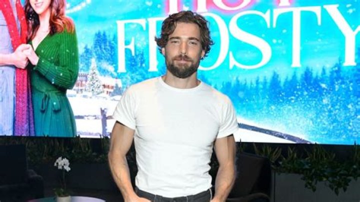 Dustin Milligan Height, Weight, Net Worth, Age, Birthday, Wikipedia, Who, Nationality, Biography