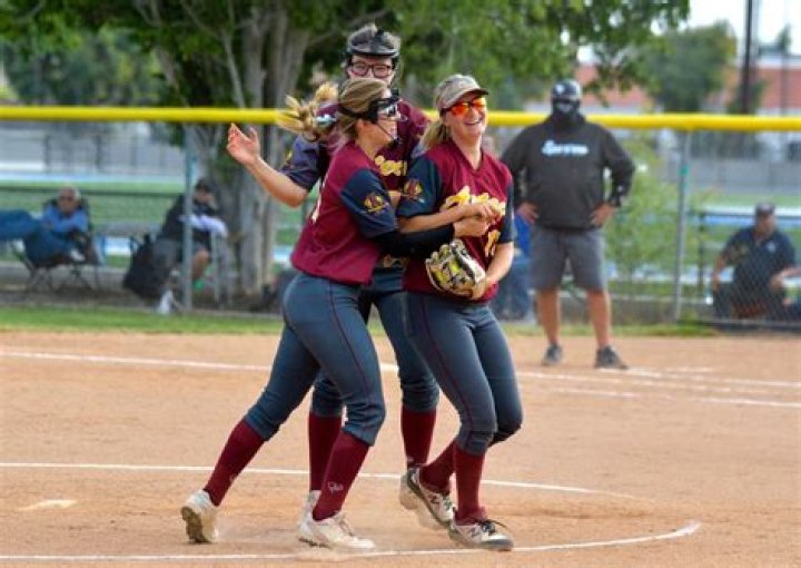 Emily Gomez leads Esperanza softball past No. 3 Villa Park in shocker – Orange County Register