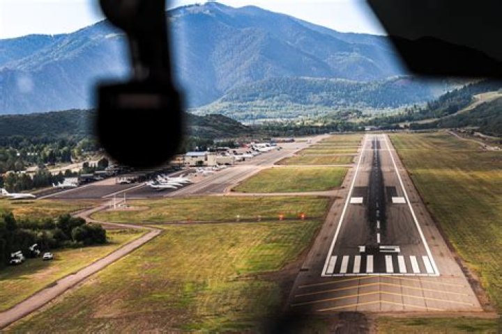 For second time in a week, small plane went off runway at Aspen Airport