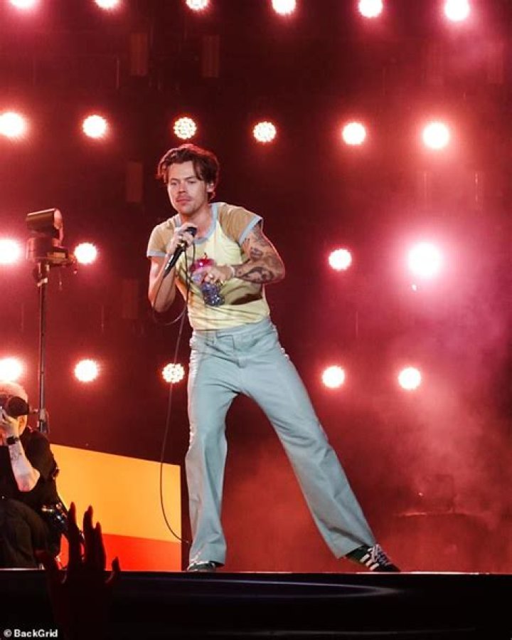 Harry Styles tour: Star does a shoey on stage in Perth; sings The Horses