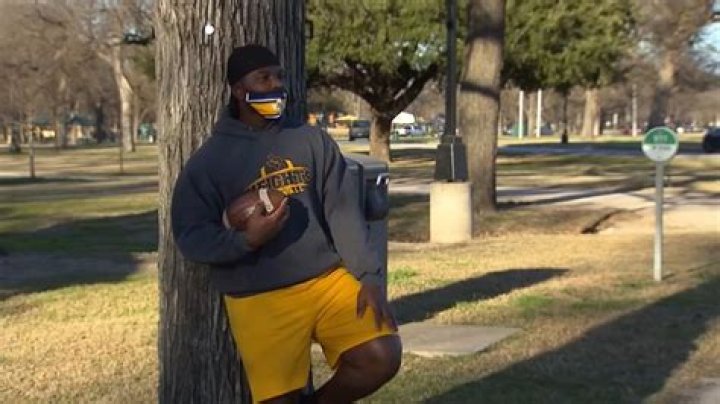 Homeless Texas teen signs to play college football