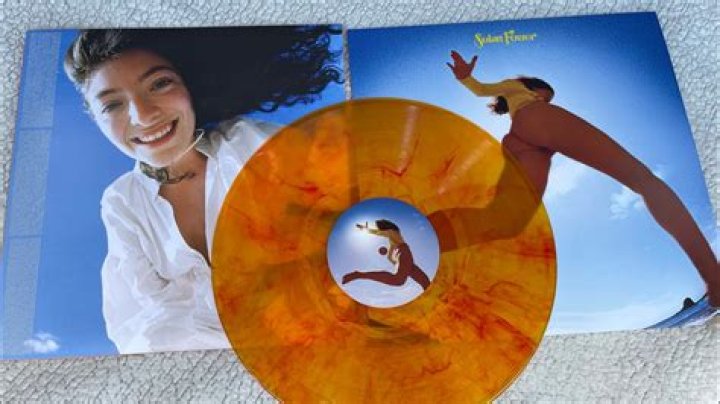 How do fans feel about Lorde's new single?