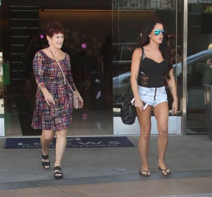 Jenelle Evans Calls Mom 'Jealous' on Facebook, Gets Pounced on in Comments