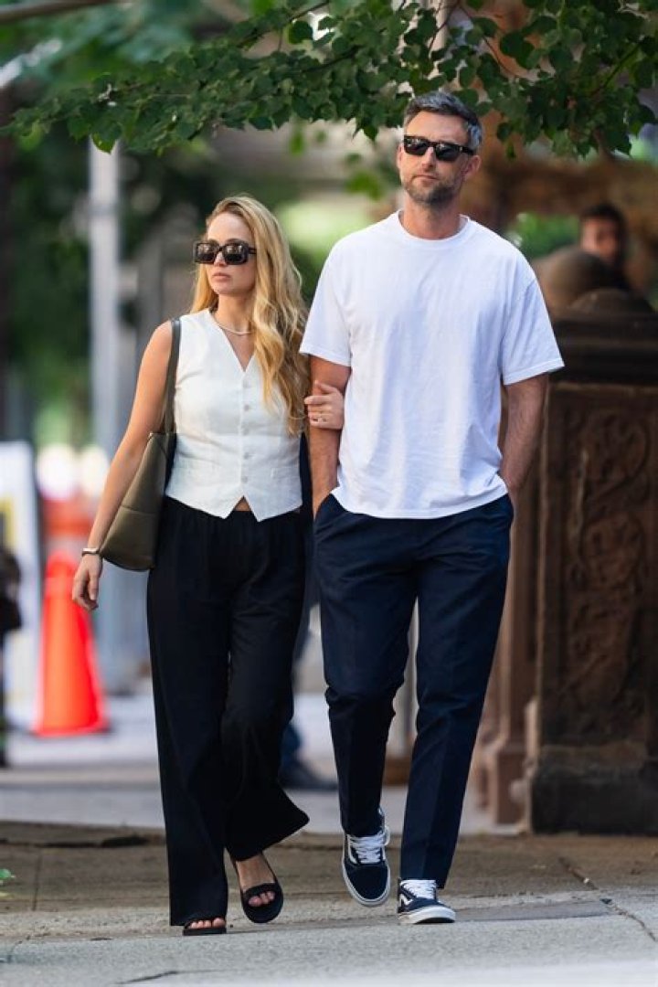 Jennifer Lawrence indulges in $3 Mexican Coke at LA taco truck with her husband Cooke Maroney