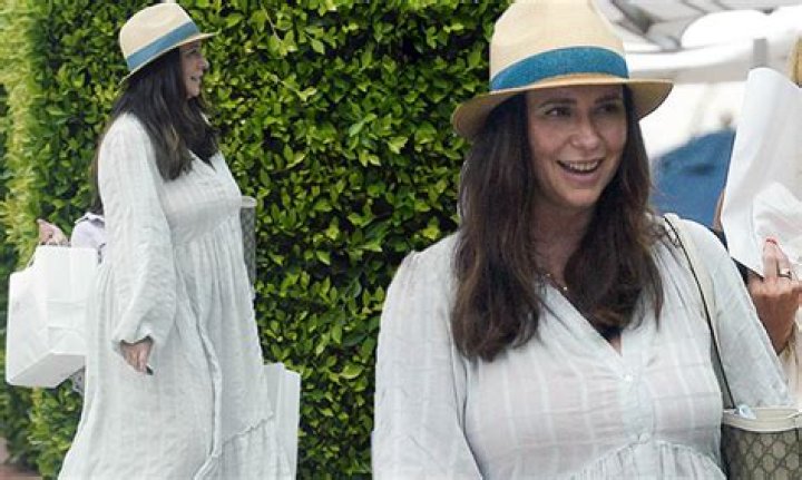 Jennifer Love Hewitt beams while spending time with family in Santa Monica during shopping outing
