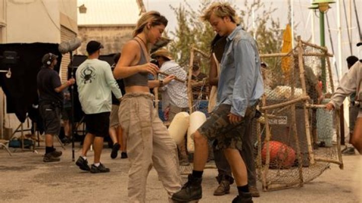 JJ And Sarah Are Related (& Madelyn Cline Hopes It's True)