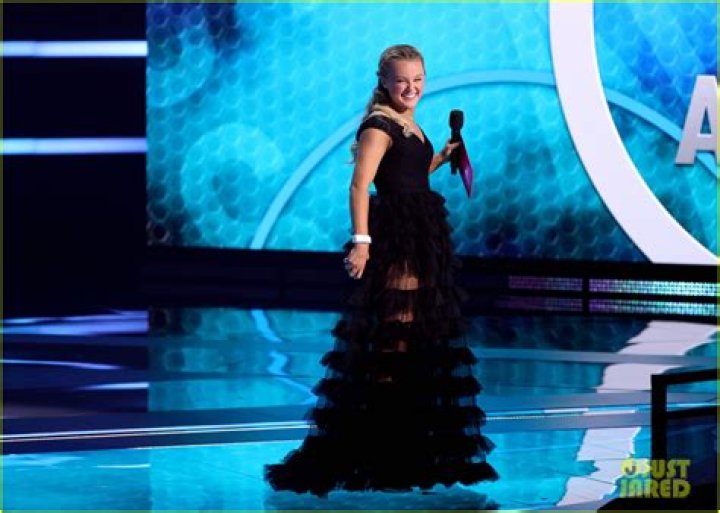 JoJo Siwa Says She Wore a Dress & Heels for 'First Time' at AMAs 2021