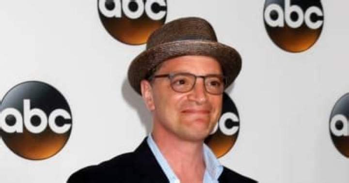 Joshua Malina calls for 'cancelling' of Mel Gibson