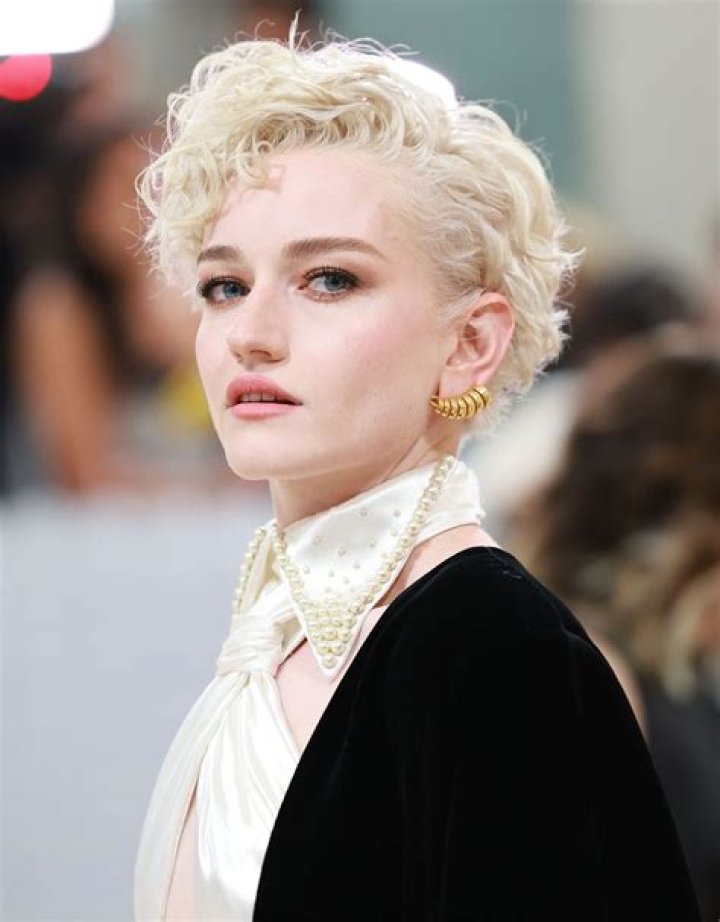 Meet Julia Garner – All About Mark Foster’s Wife