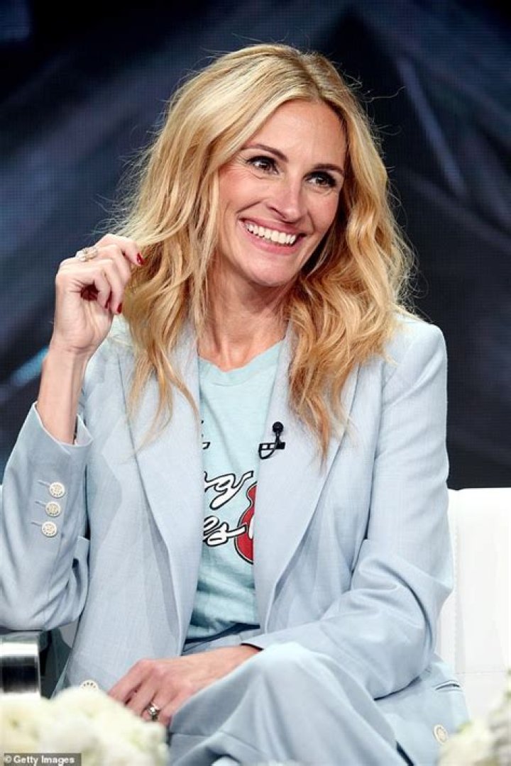 Julia Roberts arrives in Sydney to begin filming Gaslit