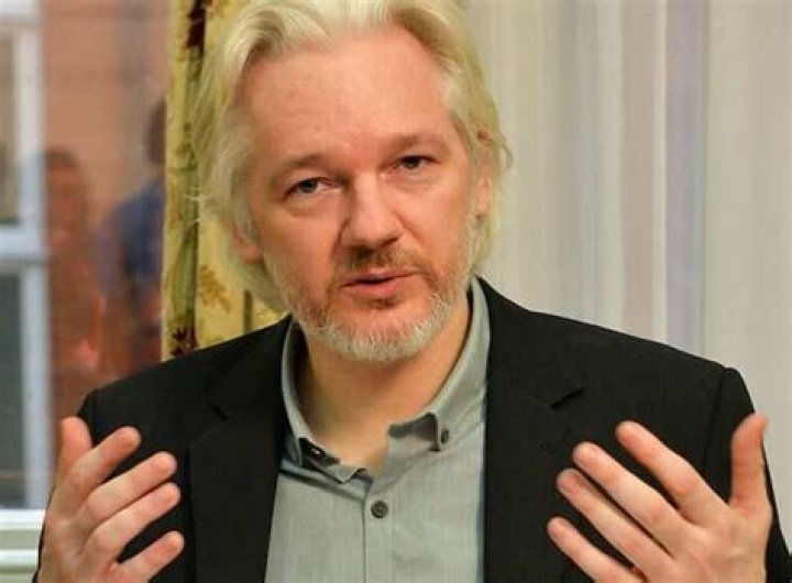 Julian Assange Bio, WikiLeaks, Age, Family, Wife, Height, Net Worth