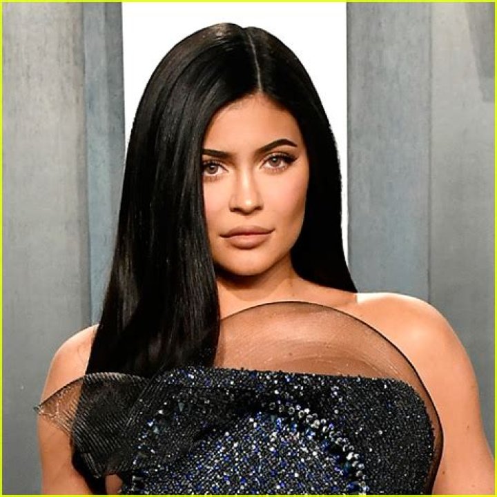 Kylie Jenner Defends Lab Photos, Slams Cosmetic Developer for ‘Spreading False Information’ About Her