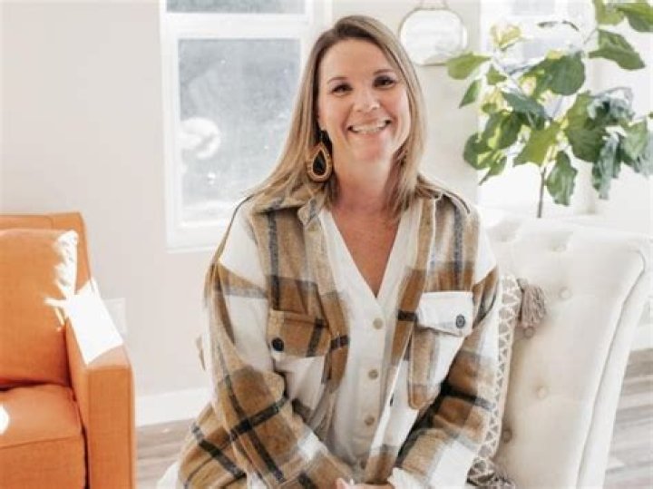 Leslie Davis Bio, Age, Family, Husband, Height, Weight, Net Worth