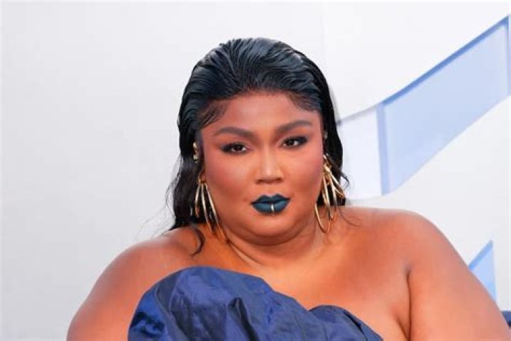 Lizzo Bio, Albums, Age, Height, Husband, Family, Net Worth