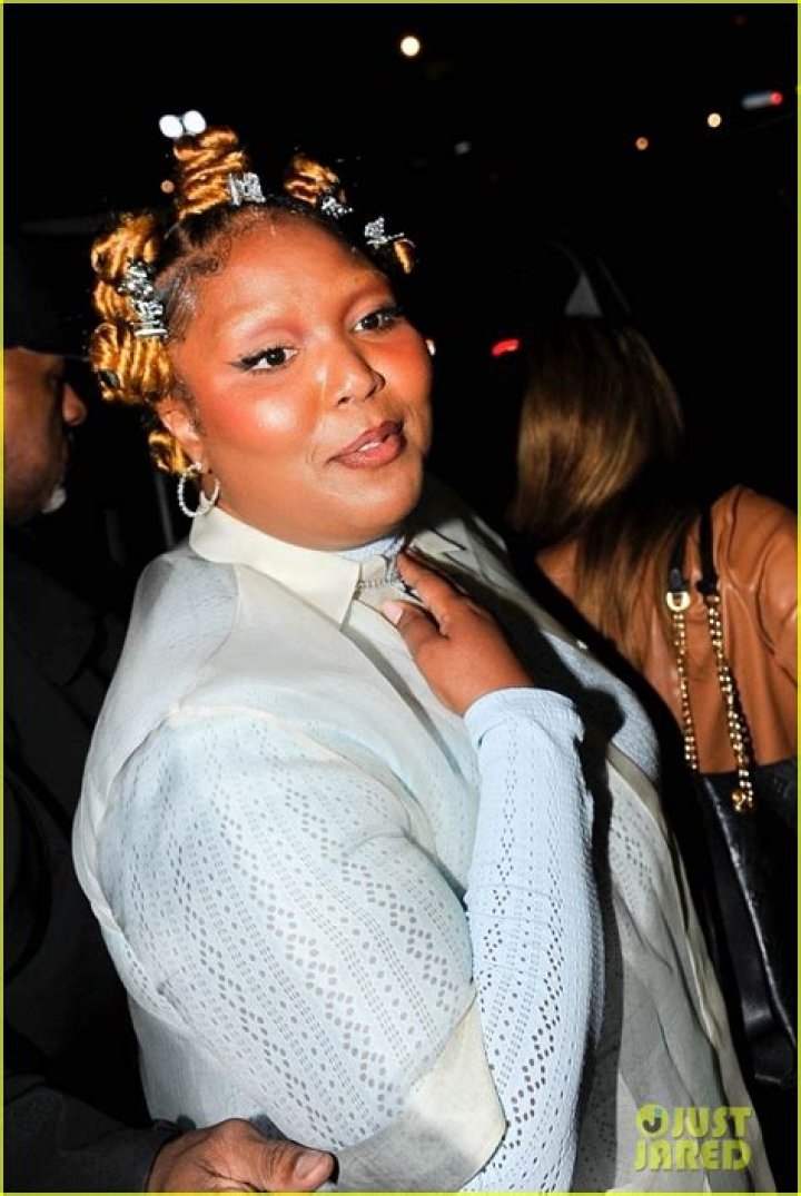 Lizzo Rocks Bleached Eyebrows & Bantu Knots While Out to Dinner