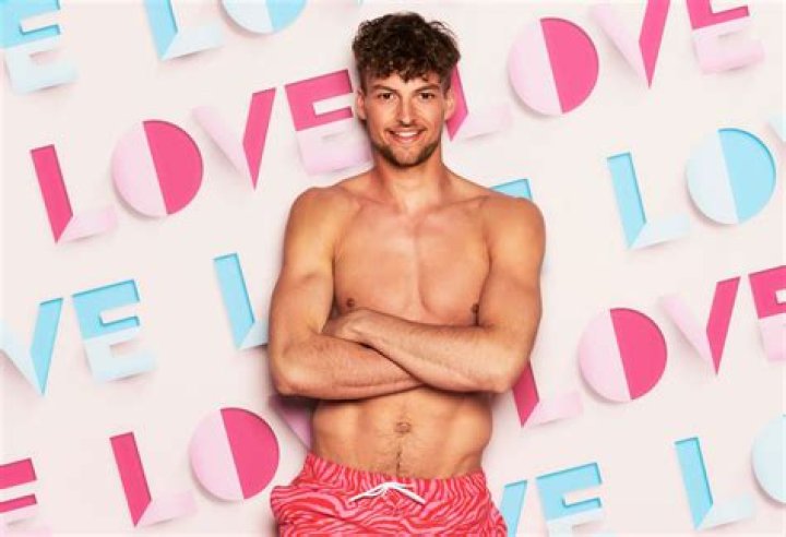 Love Island 2021: First disabled islander PE teacher Hugo Hammond was born with club foot