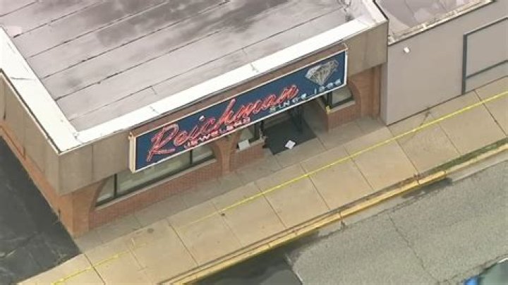 Oak Lawn shooting: Employee shot during armed robbery at Reichman jewelers, police say