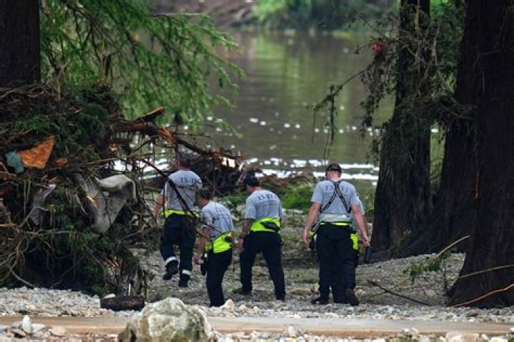 Omaha flash flooding – Moment floodwater rises to neck level in elevator as group is trapped inside