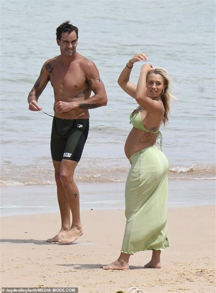 Pregnant Tammy Hembrow and fiancé Matt Poole get handsy at the beach