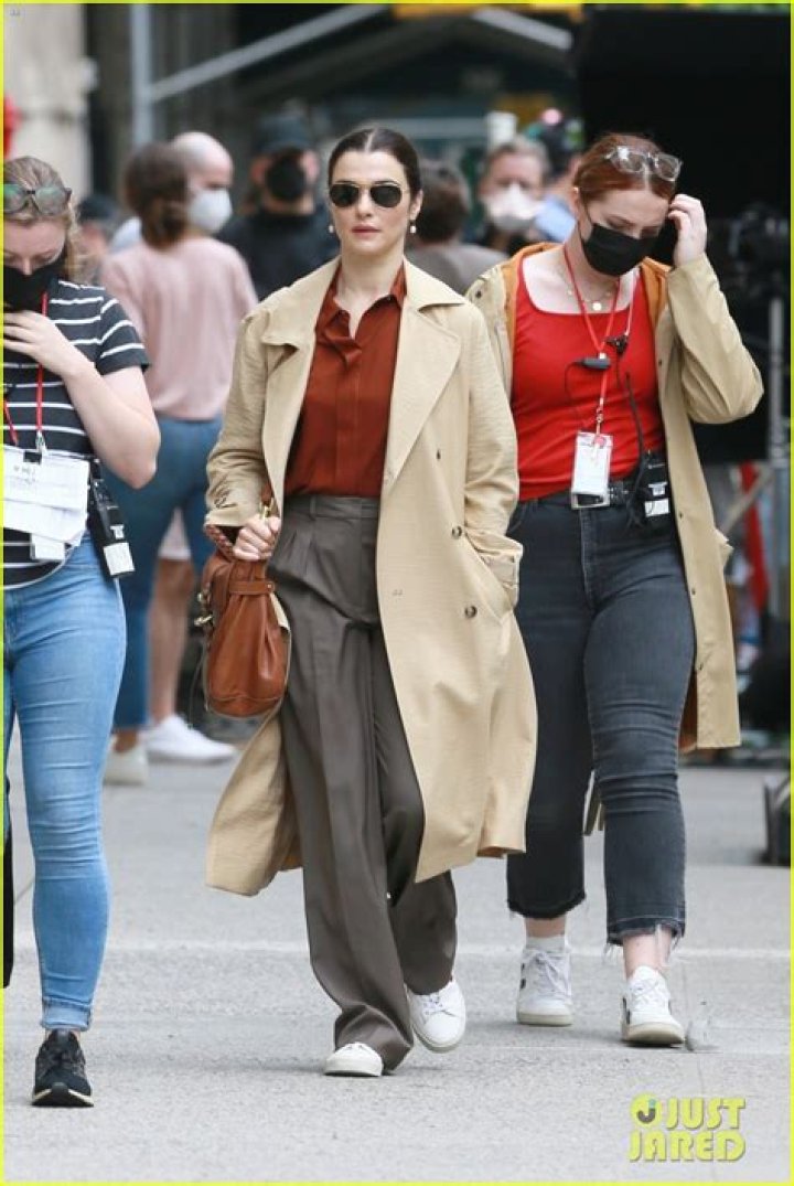 Rachel Weisz & Kitty Hawthorne Switch Looks on 'Dead Ringers' Set