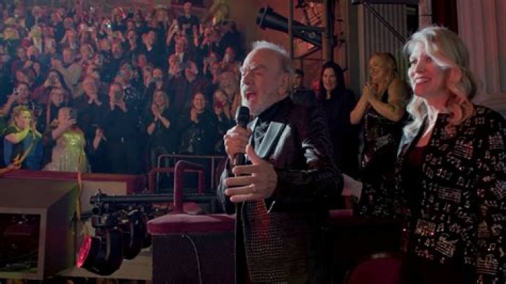 Rod Stewart fans all have the same complaint at Jubilee concert as he sings Sweet Caroline