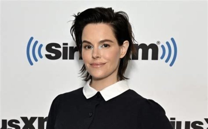 Schitt's Creek star Emily Hampshire apologises for 'insensitive' Johnny Depp and Amber Heard Halloween costume