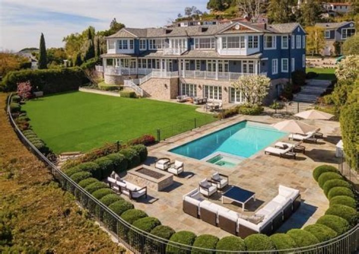 See Inside Of Jennifer Lopez And Ben Affleck’s Seven-Bedroom Mansion Worth $60 Million