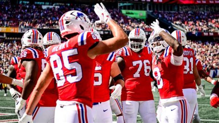 Steve Belichick’s tongue-wagging at Pats-Buccaneers game goes viral