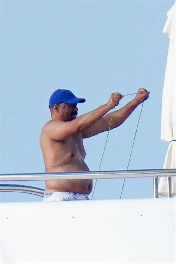 Steve Harvey works out on yacht in St. Barts