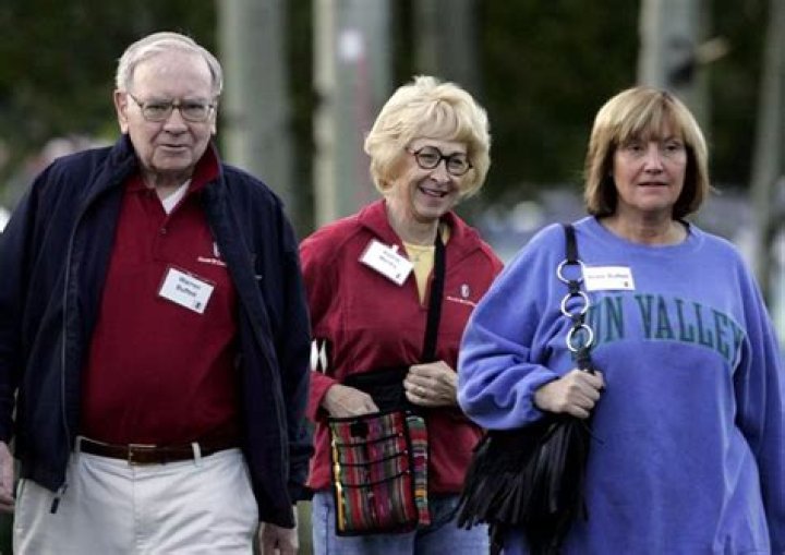 The Bachelorette's Jamie-Lee Dayz addresses wild rumours she's in a THROUPLE with two other women