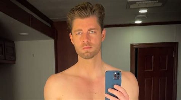 The Republic of Sarah's Luke Mitchell Posts Hot Shirtless Selfie to 'Warn' Fans About New Episode