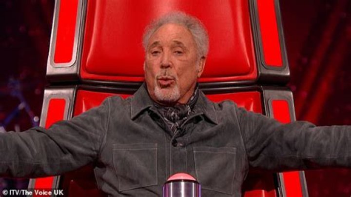 The Voice UK EXC: Sir Tom Jones wows the virtual audience with a powerful rendition of Cry To Me
