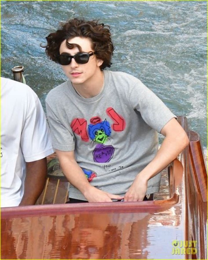 Timothee Chalamet Relaxes Shirtless, Enjoys Venice Ahead of ‘Bones & All’ Premiere!