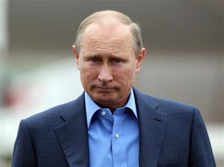Vladimir Putin caught on camera unable to use right arm
