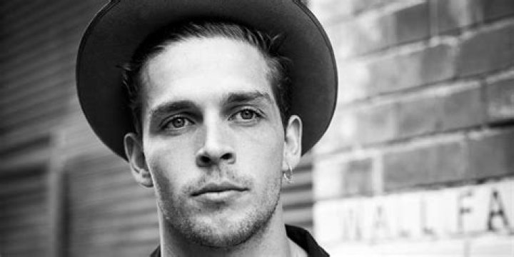 Wade Briggs (Still Star-Crossed) age, gay, height, girlfriend, Wiki Bio